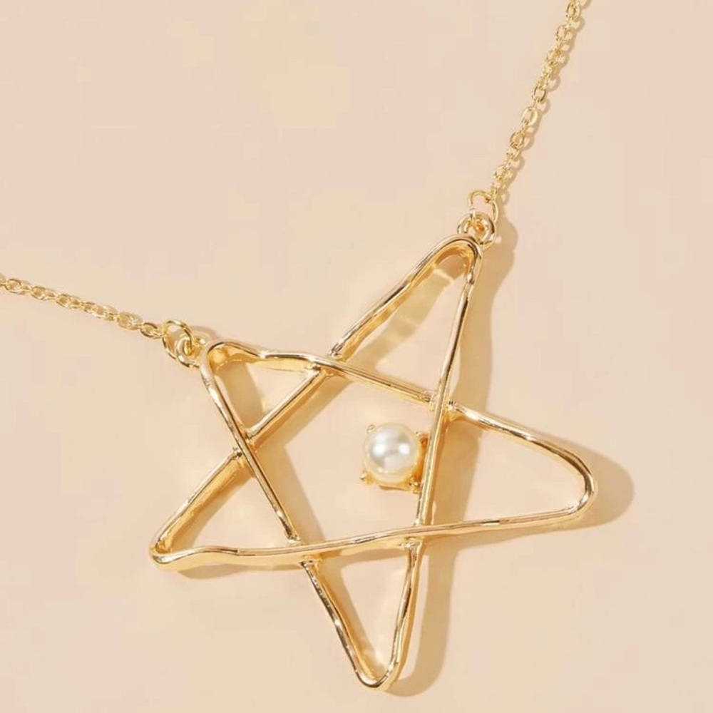 3/$30 💛 Faux Pearl Star Pendant Necklace - Picture 3 of 3